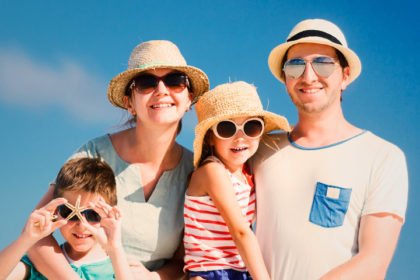 Lugares de Formentera para disfrutar en familia coche_familia_alquiler